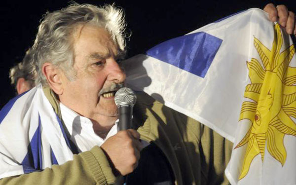 Хосе Мухика с флагом Уругвая