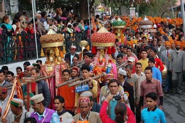 Шиваратри празднование на улице